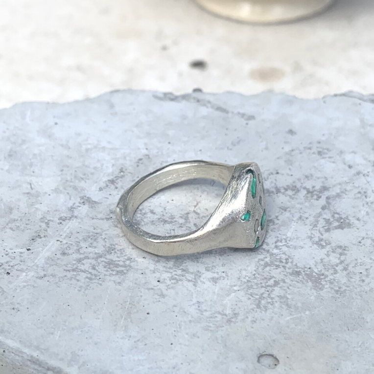 Signify (green) - Silver and synthetic emerald/sapphire signet ring