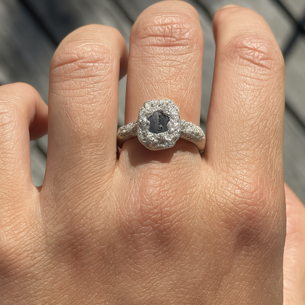 Timeless - Silver textured ring with large natural sapphire