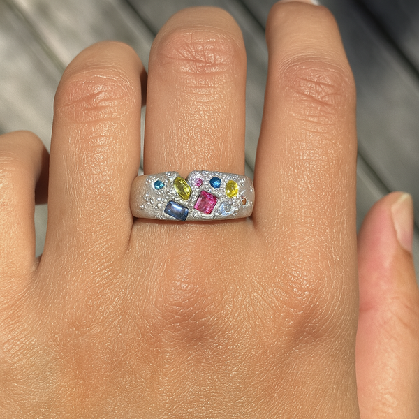 Spectacular - Silver cigar band with lab-grown sapphires ring