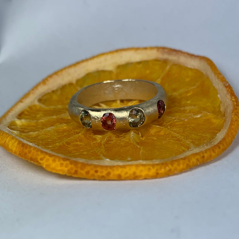 Citrus - Gold and natural sapphires band ring