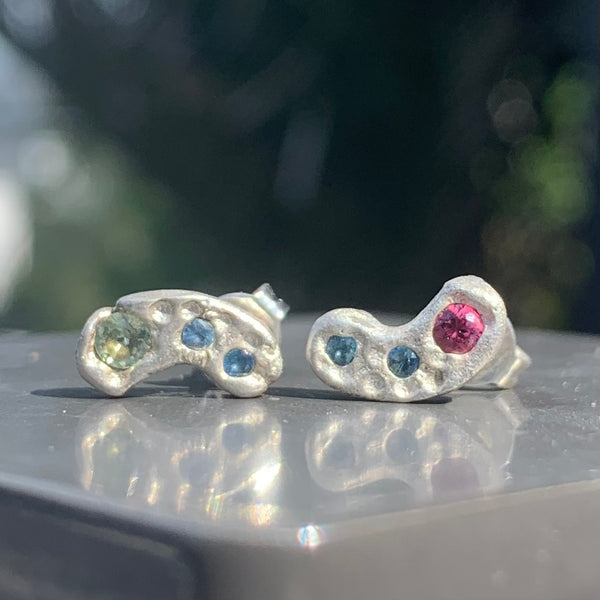 Curvy - Silver and natural sapphires stud earrings