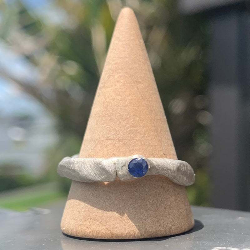 Swing - Silver and natural sapphire band ring