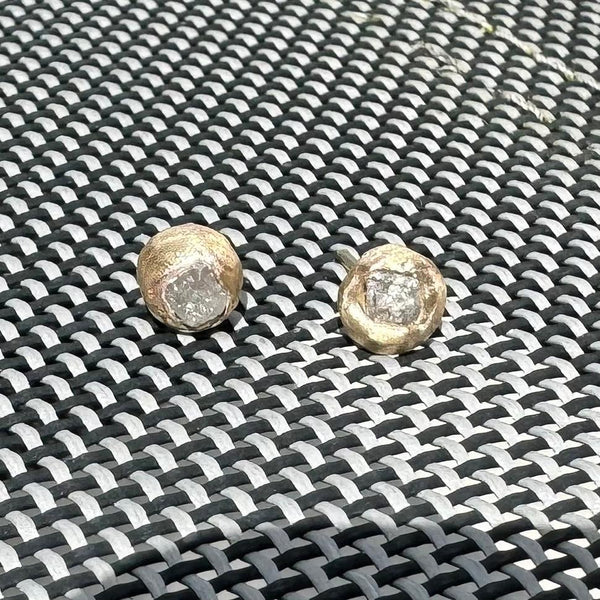 Raw Beauty (gold) - Gold and natural diamond stud earring