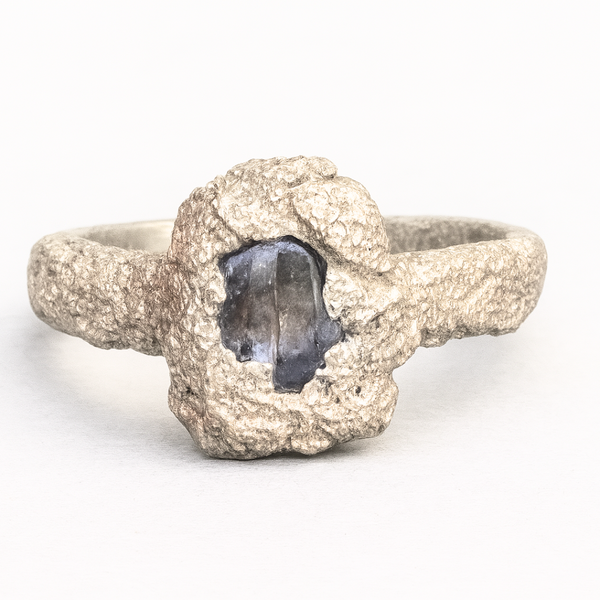 Timeless - Silver textured ring with large natural sapphire