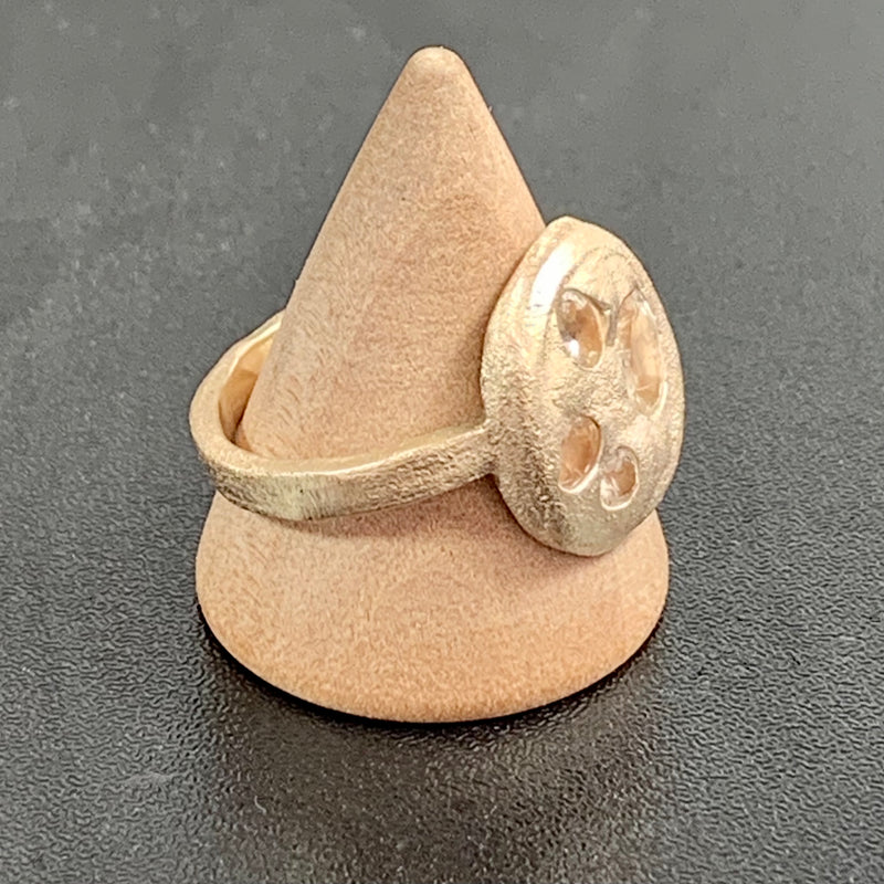 Beyond - Gold and sapphire ring